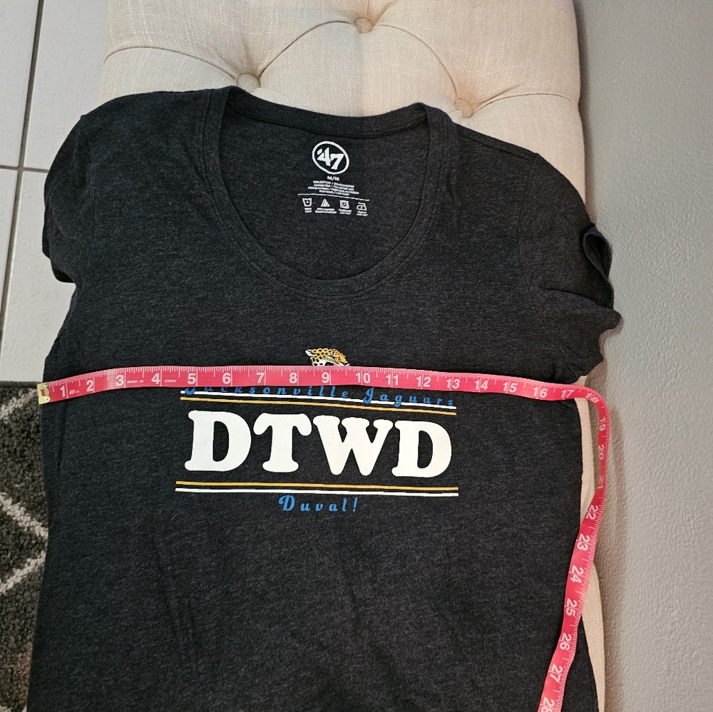 Womens Jacksonville Jaguas DTWD T SHIRT! SIZE MED! LIKE NEW!
